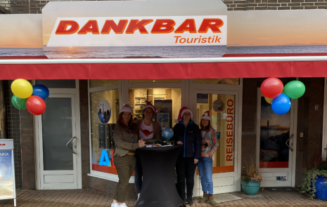reiseburo_front_mit_mitarbeitern.png